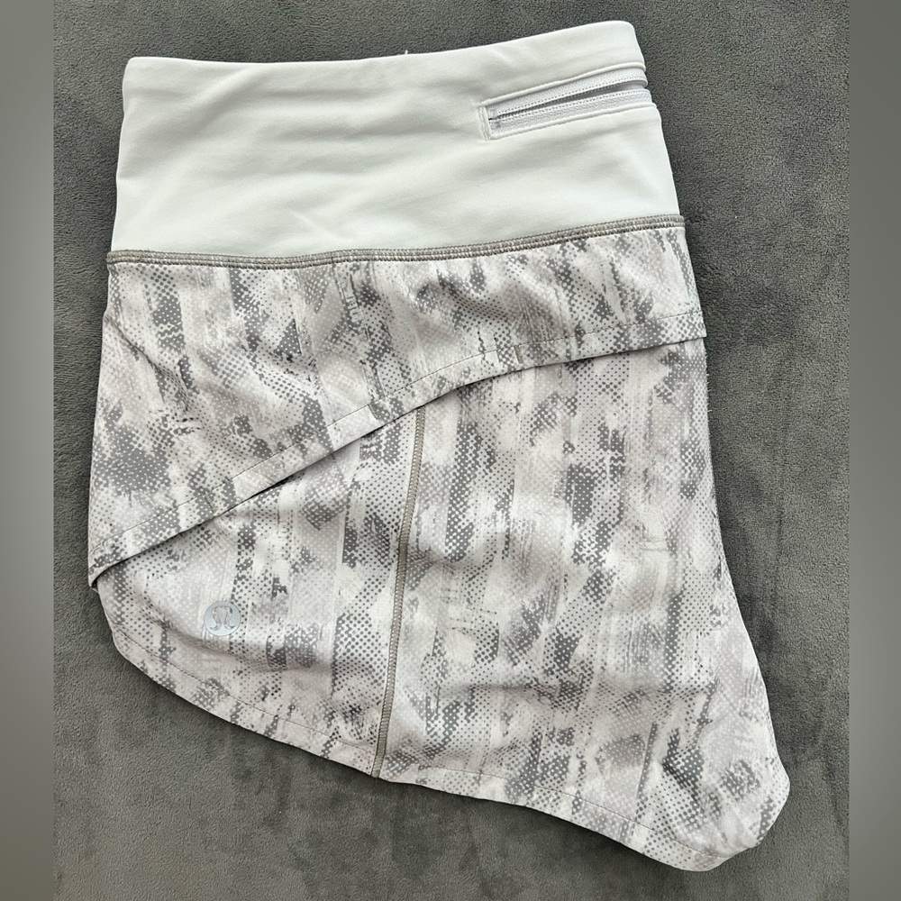 LuluLemon (6) Speed Up Low-Rise Lined Short 2.5" - Gray & White